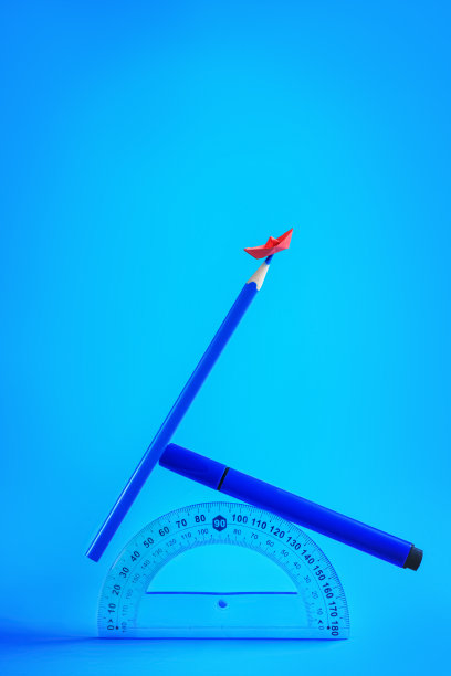 铅笔上的小红纸船。文具。自由的概念图片下载