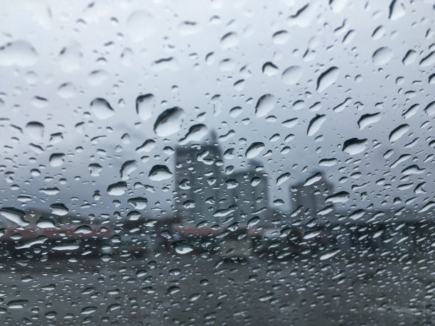 玻璃上的水滴。灰色潮湿纹理背景。秋天的抑郁和沮丧的概念。图片下载