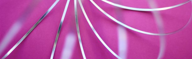 模糊模糊的紫色和银色纹理纸背景，横幅。副本的空间。图片下载