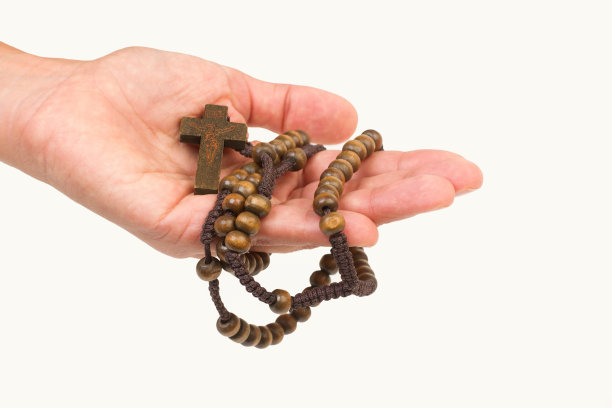 女人手里拿着念珠图片下载