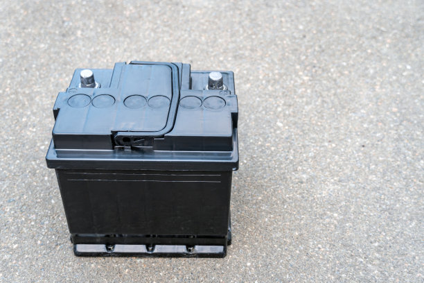 汽车电池，灰色背景。图片下载