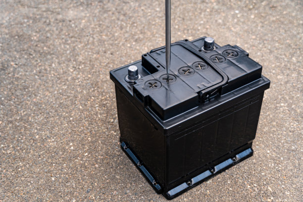 在灰色的背景下，奥特维特卡打开了汽车电池。图片下载