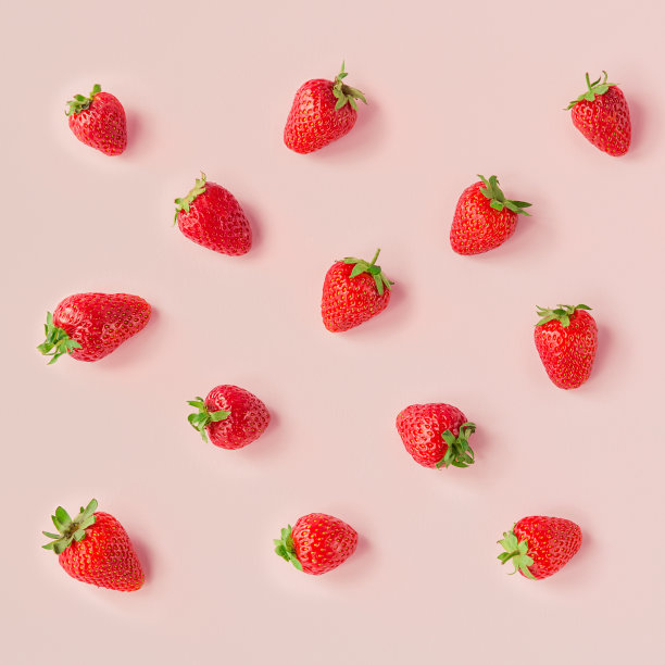 鲜草莓的图案在浅粉色的桌子模型。美味，甜，多汁和成熟的浆果背景图片下载