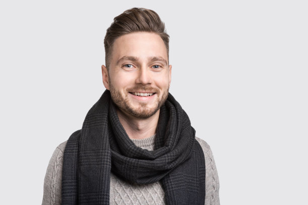 特写英俊的年轻人穿着暖和的冬天的衣服图片下载