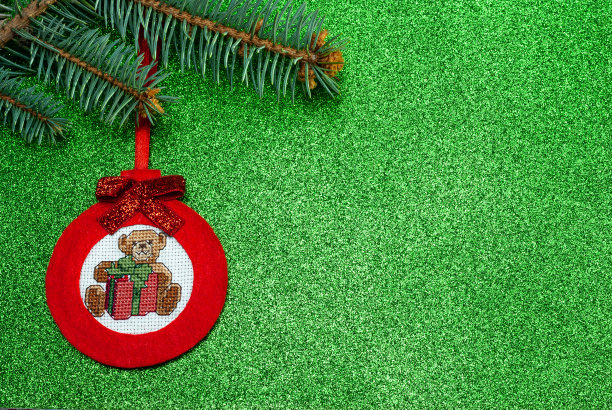 手工制作的红色圣诞树玩具毛毡球的形式与十字绣泰迪熊图片下载