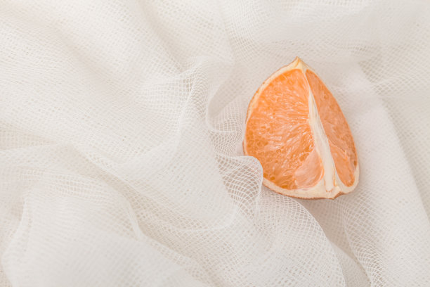 现代抽象的布局，橘黄色的薄片上有一层轻盈柔软的薄纱质感。照片为时尚美容博主。Obio网站，设计图片下载