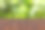 木制的空桌子与模糊的绿色花园图片下载