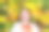 一个穿着白色针织连衣裙的小女孩微笑着躺在落叶上。秋天公园里明亮的黄色、橙色的枫叶。图片下载