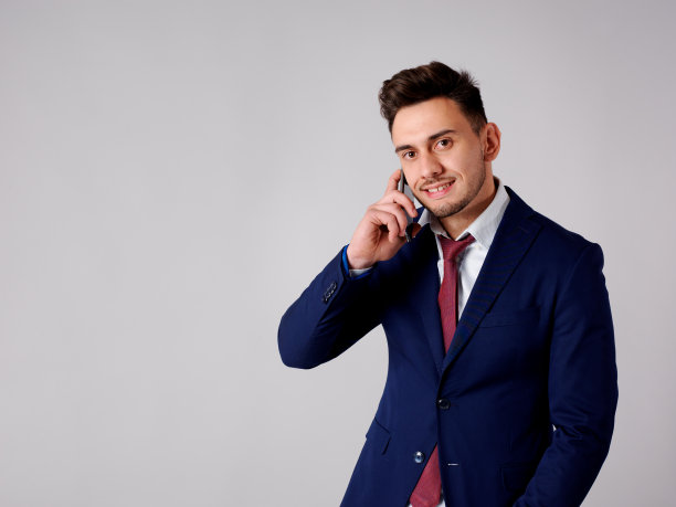 年轻而优雅的男人通过手机交谈图片下载