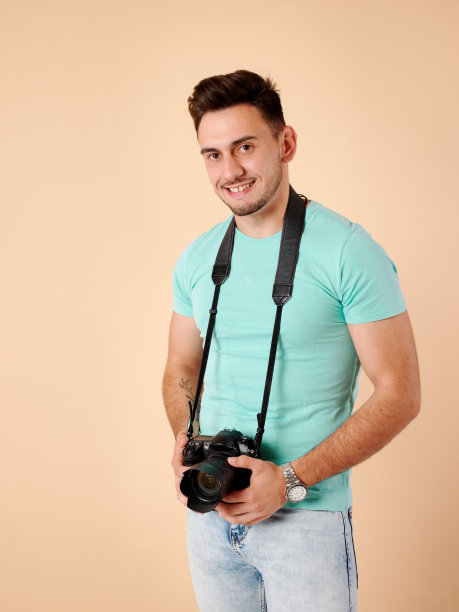 年轻的专业摄影师和他的相机和设备图片下载