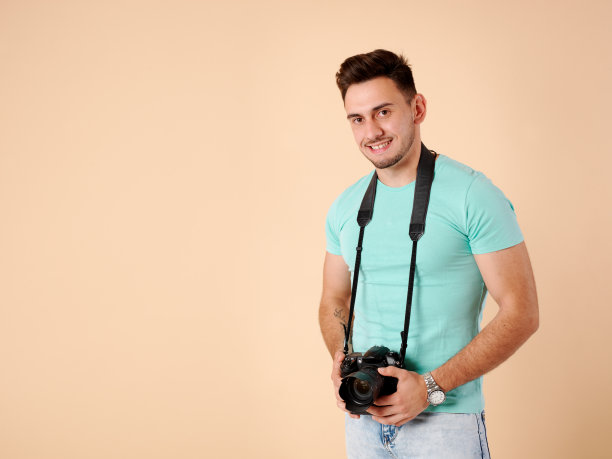 年轻的专业摄影师和他的相机和设备图片下载