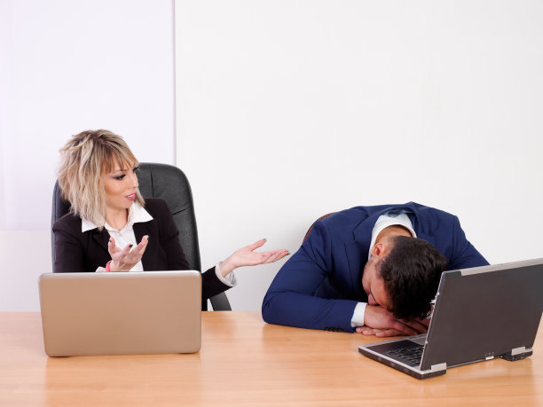 一位女商人惊讶地看到她的合伙人在工作时睡着了图片下载
