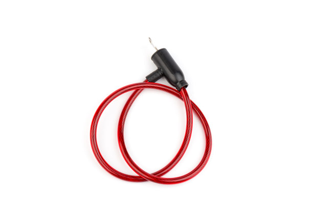 可弯曲的红色自行车电缆与钥匙在白色背景上。安全与安全理念。图片下载