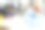 男人在桌子上持有一个公寓项目和样品整理材料。图片下载