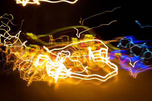 抽象的彩色灯光在黑暗中追踪，运动模糊效果图片下载