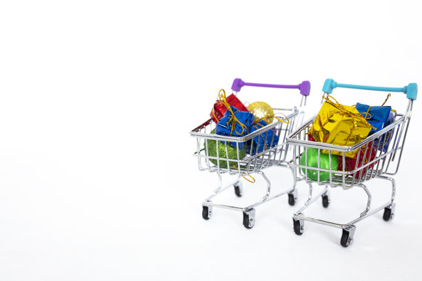 圣诞节和新年购物。装满礼物的购物车图片下载