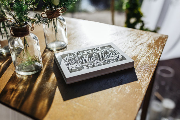 桌上放着小花束的戒指首饰盒图片下载