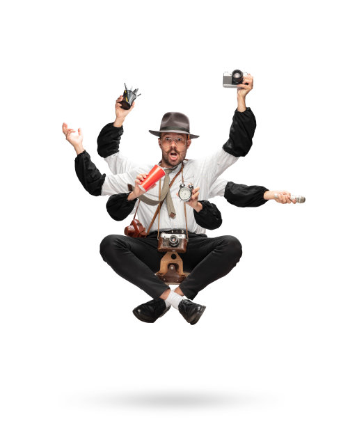 英俊的多武装记者悬浮孤立在黄色演播室背景与设备图片下载