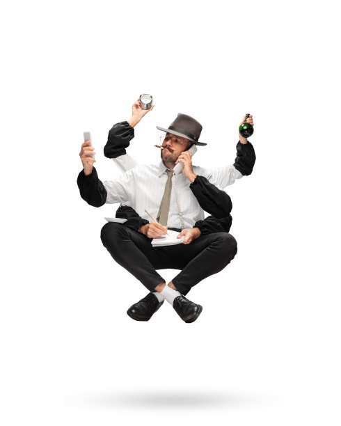 英俊的多武装记者悬浮孤立在黄色演播室背景与设备图片下载