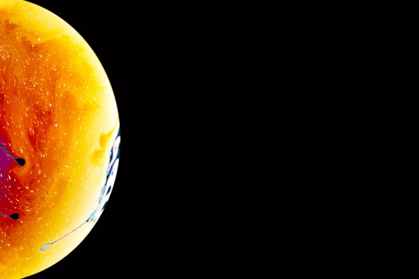 肥皂泡沫接近宏观迷幻抽象和星球模仿。抽象背景与彩色梯度彩虹颜色。图片下载