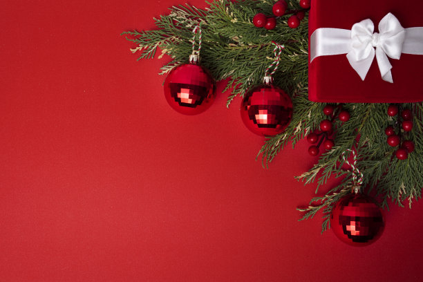 圣诞礼物盒子。用圣诞装饰材料。圣诞节庆祝，冬天，新年概念。圣诞横幅加工，贺卡模板。图片下载