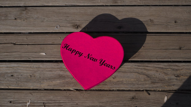 紫色心形礼盒，木质地板上刻有“生日快乐”字样图片下载