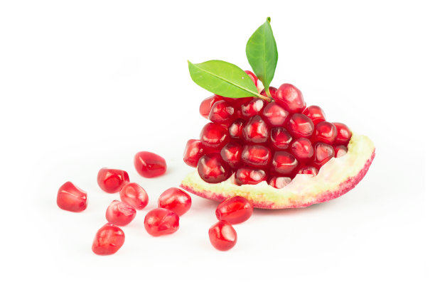 新鲜成熟的多汁石榴，种子和叶子孤立在白色背景下，健康的红色果实概念拷贝空间(石榴)图片下载