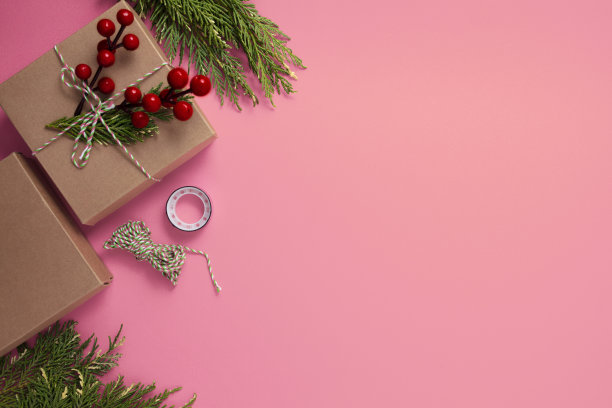 圣诞礼物盒子。用圣诞装饰材料。圣诞节庆祝，冬天，新年概念。圣诞横幅加工，贺卡模板。图片下载