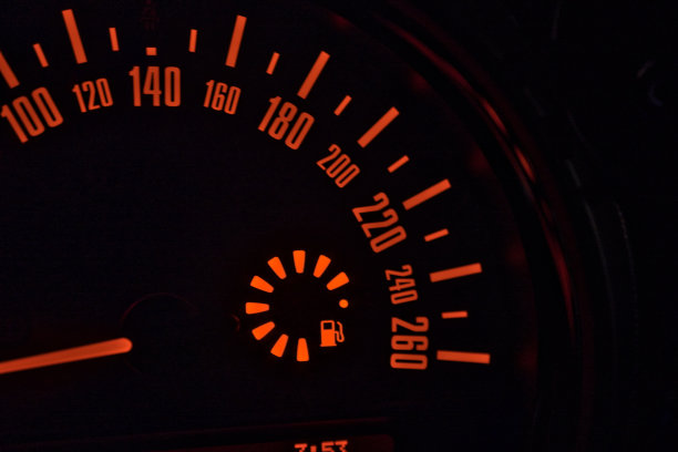 晚上的汽车速度计图片下载