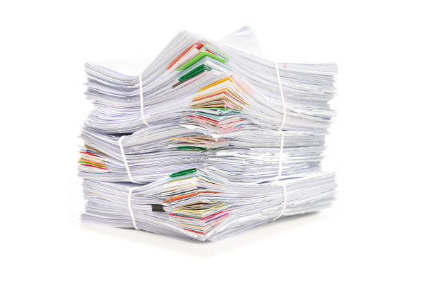 在白色背景上孤立的文档堆栈。文件堆。图片下载