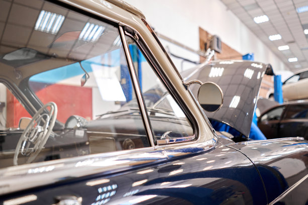 有复古汽车的车库。老爷车修理厂的技工图片下载