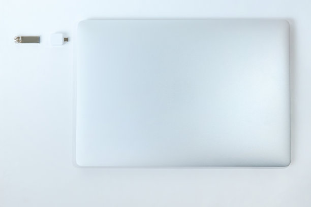 关闭了。白色背景的笔记本电脑和闪存卡图片下载