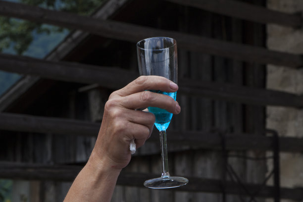 手拿着杯子图片下载