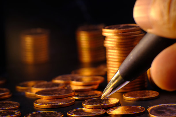 特写硬币上的黑色背景，硬币堆叠的背景和广告硬币的金融和银行概念图片下载