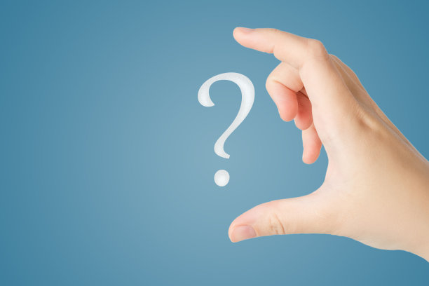 一个女人的手实际上握着一个蓝色背景上的问号。一般教育理念。图片下载