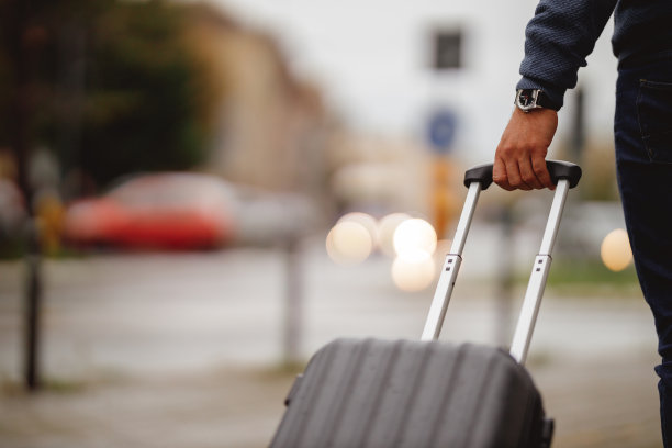 一个男人的手与手表拿着行李的特写图片下载