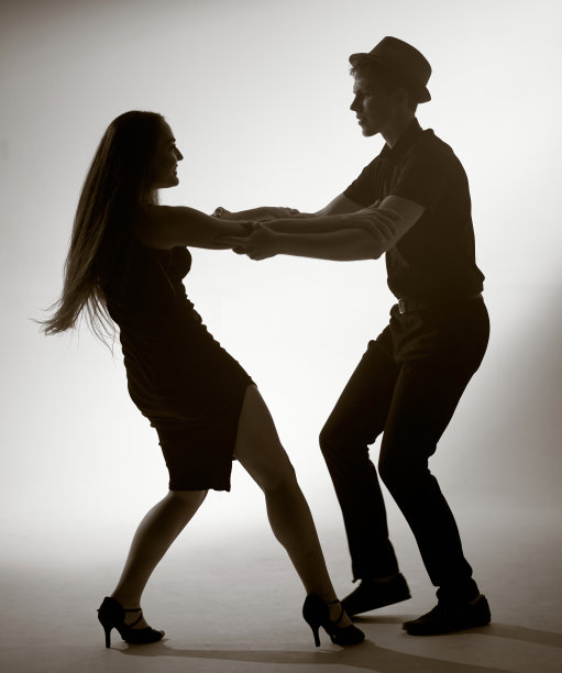 两名年轻的舞者正在跳多米尼加巴哈塔舞图片下载