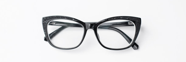 闪亮的黑框黑色眼镜。有视力障碍的人。白色背景作为健康概念的背景与复制空间。图片下载