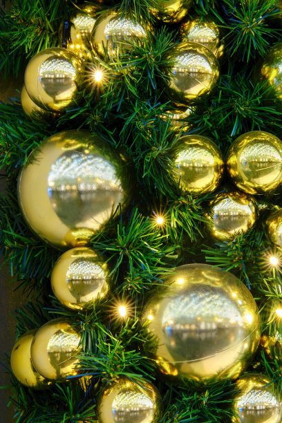 用金球装饰的绿色圣诞树，新年的圣诞装饰品图片下载