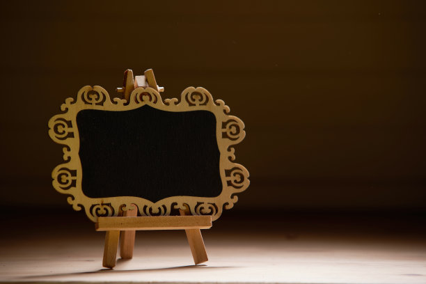 木制背景上的微型黑板图片下载