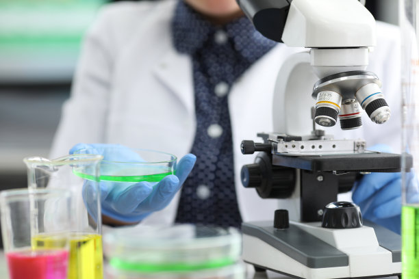 生物学家在实验室研究样本图片下载
