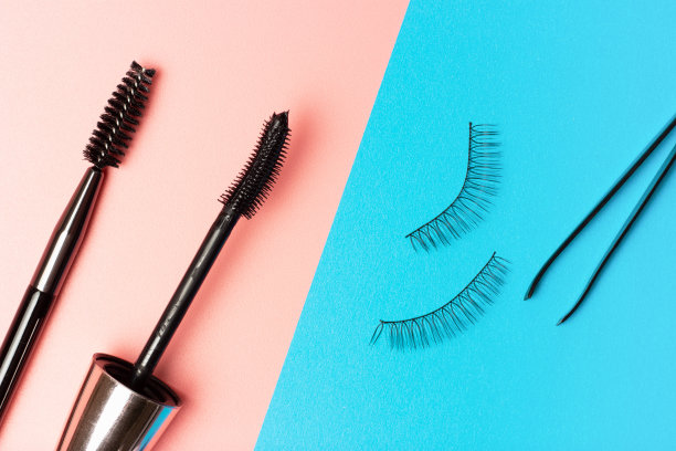 睫毛膏，假睫毛，蓝色和粉色背景的镊子图片下载