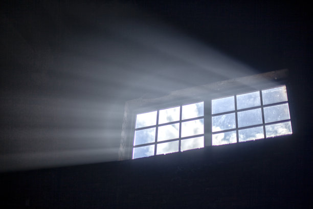 阳光透过格子窗照射进来图片下载