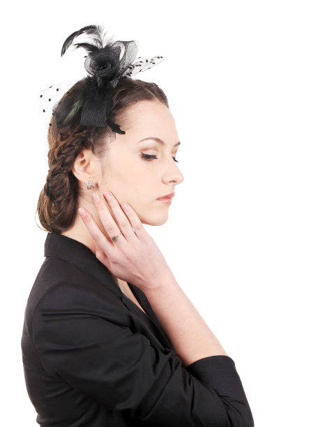 一个带着丝带和头发的女孩的肖像。图片下载