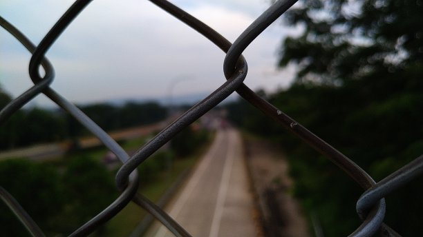 茂物市Ciawi收费公路行人桥上的铁架图片下载