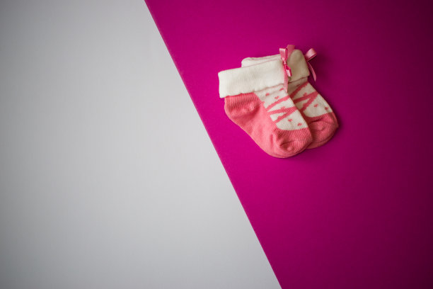小粉红新生儿袜白色和粉红色对角线分开的背景图片下载