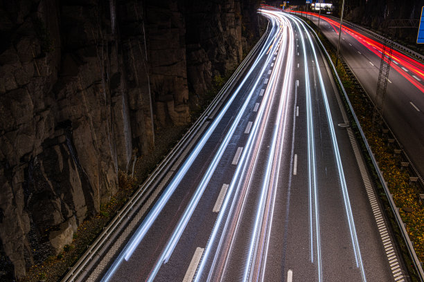 长时间曝光夜间繁忙的高速公路交通照片。图片下载