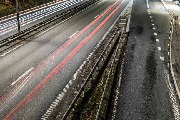 长时间曝光夜间繁忙的高速公路交通照片。图片下载