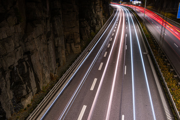 长时间曝光夜间繁忙的高速公路交通照片。图片下载
