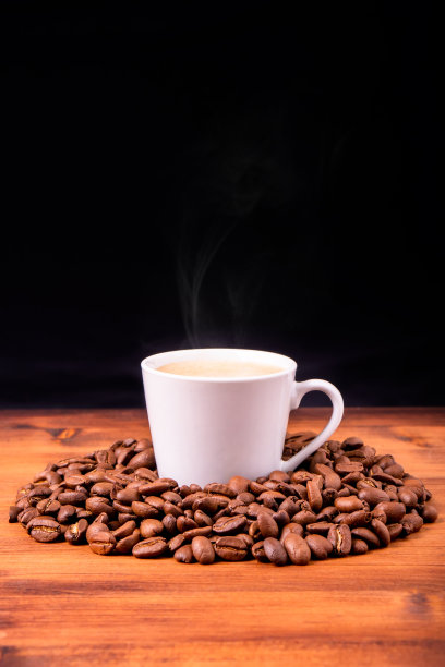 自制的文本咖啡馆新鲜的热浓缩咖啡在蒸汽白色杯子从有机可持续的咖啡馆喝烤棕豆与回收一次性纸包与清新的香气图片下载